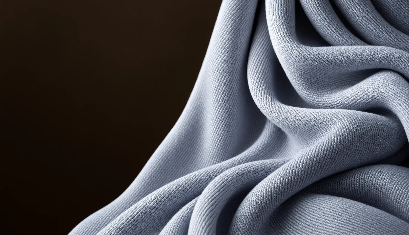 Maçin Textile koleksiyon yaklaşımını temsil eden kumaş kıvrımları